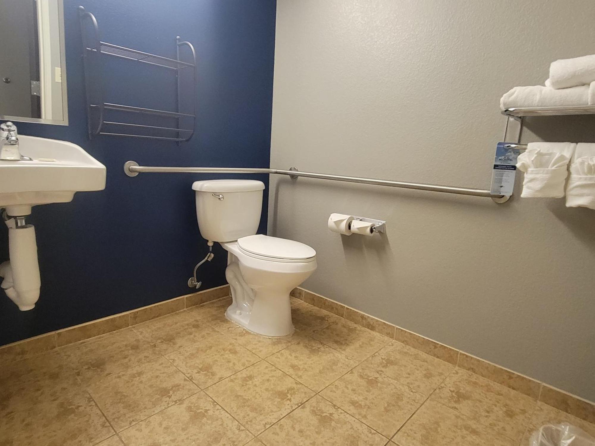 Microtel Inn & Suites By Wyndham Bluffs Council Bluffs Esterno foto